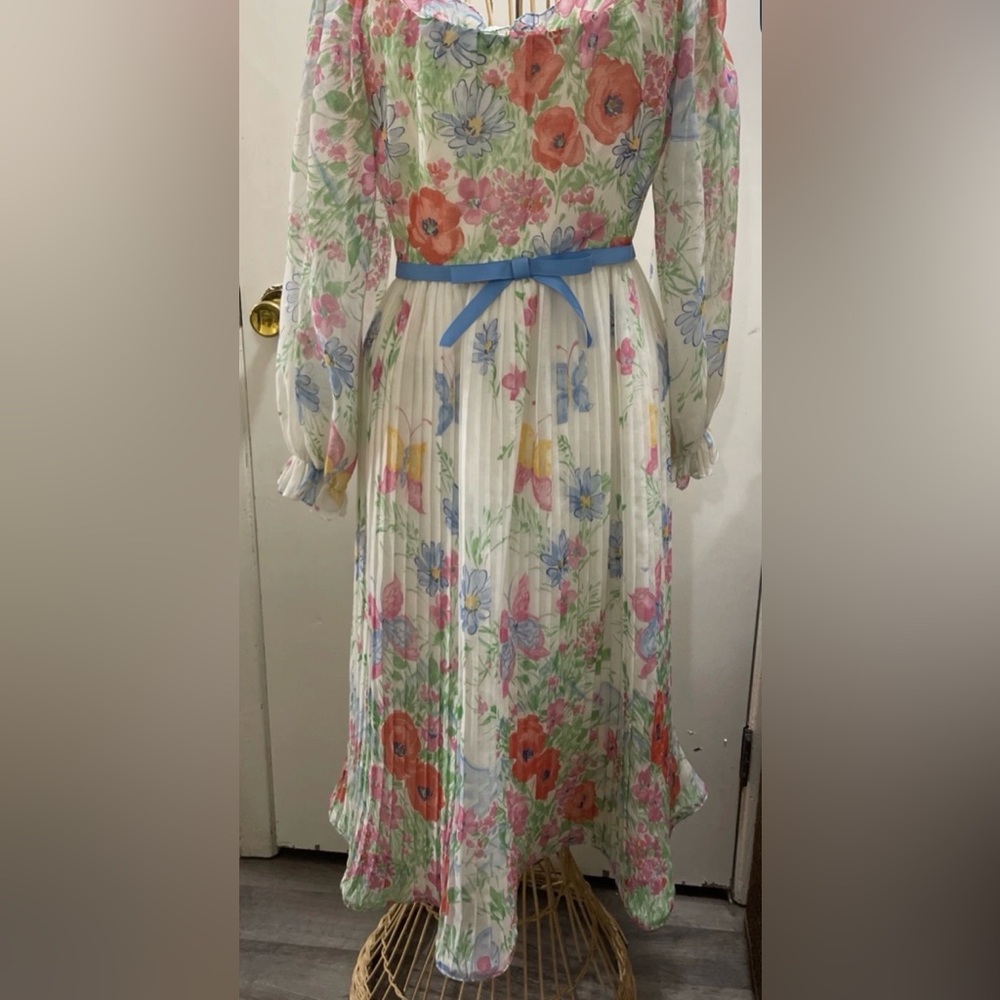 Vintage 1960s pleated Floral Long Sleeve Dress with Blue Belt